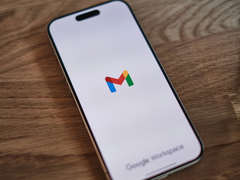 Un iPhone avec le logo Gmail sur l'écran.