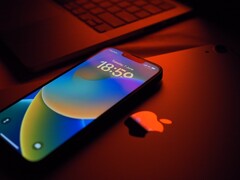 L'écran de verrouillage massivement remanié que l'on voit sur cette photo devrait être disponible sur tous les iPhones compatibles avec iOS 16