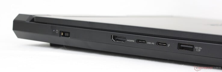 À gauche : adaptateur secteur, HDMI 2.1, USB-C 3.2 Gen. 2 (140 W Power Delivery + DisplayPort 2.1), USB-C Thunderbolt 4 (DisplayPort 2.1), USB-A 3.2 Gen. 2