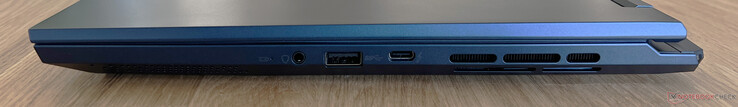 À droite : prise audio 3,5 mm, USB-A 3.2 Gen.2 (10 GBit/s), USB-C 4.0 avec Thunderbolt 4 (40 GBit/s, DisplayPort ALT mode, Power Delivery)