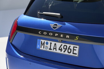 L'arrière de la nouvelle Mini Cooper SE a reçu le même traitement minimaliste que le reste de la voiture (source : Mini)