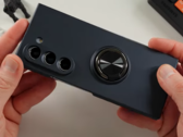 Un Galaxy Z Fold5 dans un étui Fold6. (Source : Jeff Springer via YouTube)