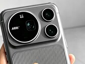 Une image vraisemblablement générée par IA de l’Honor Magic9 Pro Max, qui serait équipé d’un appareil photo Arri doté d’un capteur carré à l’avant.