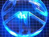 Le robot biohybride est éclairé par la lumière.