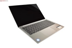 En test : le Lenovo Yoga S730-13IWL / IdeaPad 730s-13IWL. Modèle de test aimablement fourni par Notebooksbilliger.de.