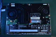 Lenovo ThinkPad P16 Gen 2 : Couvercle inférieur retiré