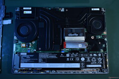 Lenovo ThinkPad P16 Gen 2 : Couvercle inférieur retiré