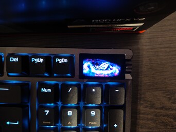 L'écran facilite grandement le réglage des paramètres directement sur le clavier et peut également afficher des animations. (Source de l'image : Notebookcheck)