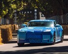La Jaguar Type 01 EV, dans sa livrée « Blue Exuberant Modernism Camouflage », file à toute allure devant la grille de départ de la course de côte de Goodwood