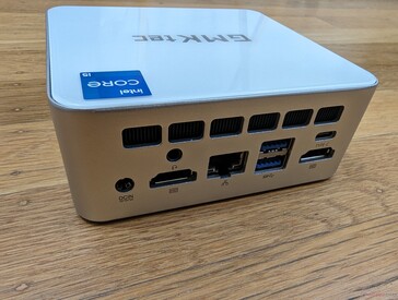 À l'arrière : Adaptateur secteur, casque 3,5 mm, 2x HDMI 2.0 (4K60), Gigabit RJ-45, USB-A 2.0, USB-A 3.2, USB-C (pas de PD)