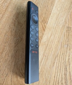 La télécommande Shield remplit certainement sa fonction première, mais elle présente quelques choix de conception excentriques (Image Source : Notebookcheck)