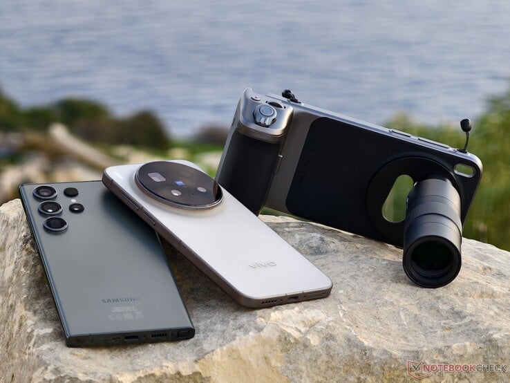 Le Vivo X300 Pro équipé d'un téléconvertisseur remplace, en un peu plus grand, le téléobjectif 10x du Samsung Galaxy S23 Ultra. (Source de l'image : Alexander Fagot, Notebookcheck)