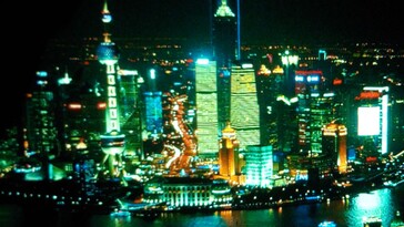 Un rare exemple d'aliasing visible dans les gratte-ciel de Shanghai. La Yaber T1 Pro ne dispose pas d'un traitement d'image avancé pour minimiser ce phénomène. (Source de l'image : "Skyfall" par MGM)
