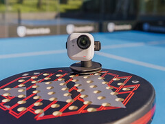 L&#039;Insta360 Go Ultra est disponible dans un choix de deux couleurs de lancement. (Source de l&#039;image : Insta360)