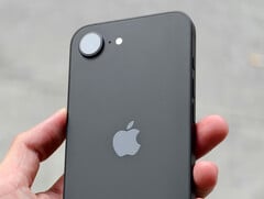 L'iPhone 17e devrait reprendre le design de son prédécesseur. iPhone 16e présenté en noir. (Source de l'image : Thai Nguyen & Unsplash)