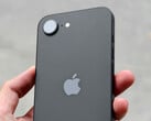 L'iPhone 17e devrait reprendre le design de son prédécesseur. iPhone 16e présenté en noir. (Source de l'image : Thai Nguyen & Unsplash)