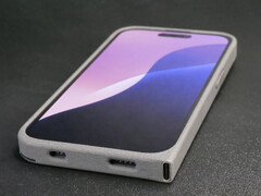 L&#039;iPh0n3 Obsoless présente un design en nylon et un port USB Type-C monté sur le côté. (Source de l&#039;image : Ken Pillonel)