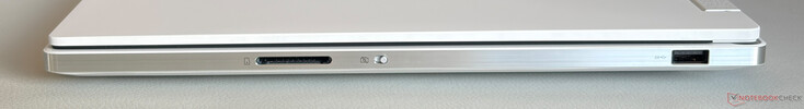 Côté droit : Lecteur de carte SD, volet de confidentialité de la webcam, USB-A 3.2 Gen.1 (5 Gbps)