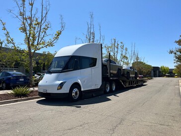 Tesla Cybertruck sur un Tesla Semi