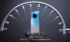 Le Redmi Note 9 Pro 5G a été trempé par des jets d&#039;eau lors des tests. (Source de l&#039;image : Redmi)