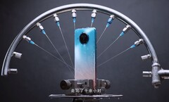 Le Redmi Note 9 Pro 5G a été trempé par des jets d'eau lors des tests. (Source de l'image : Redmi)