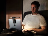Le LaptopBar peut être fixé à l'écran d'un ordinateur portable en quelques secondes grâce à sa fixation magnétique. (Image : BenQ)