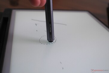 L'autre extrémité du crayon peut servir de gomme. On s'habitue rapidement à la latence de saisie. Cela mérite toutefois d'être souligné.