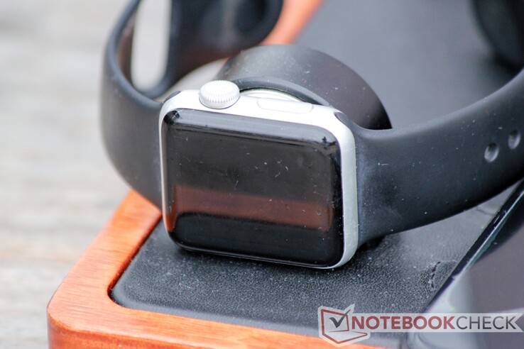 Le chargeur intégré de Apple Watch maintient la smartwatch en place de manière sûre.