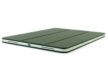 iPad Air 10.9 dans le folio intelligent des deux côtés