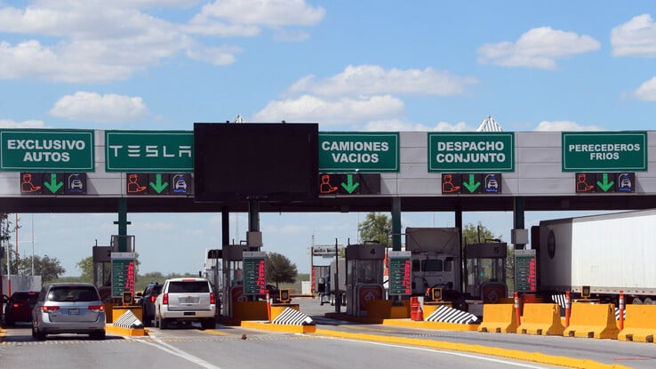 Les voies exclusives de passage de la frontière pour les fournisseurs de pièces Tesla sur le pont Colombia (image : Corporation pour le développement de la zone frontalière de Nuevo León/Bloomberg)