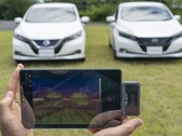 L'un des véhicules est traité avec la peinture rafraîchissante de Nissan, l'autre avec une peinture automobile traditionnelle. La peinture rafraîchissante a permis de réduire la température des surfaces extérieures de 12 degrés Celsius et celle de l'habitacle de 5 degrés Celsius. (Source de l'image : Nissan)