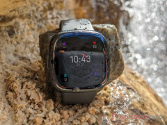 Le Sense 2 est l'un des nombreux wearables Fitbit qui recevra les mesures de charge cardio et de charge cible. (Source de l'image : Notebookcheck)