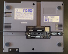 Le NES Hub se connecte au port d'extension 15 broches inutilisé situé sous la NES. (Source de l'image : RetroTime)