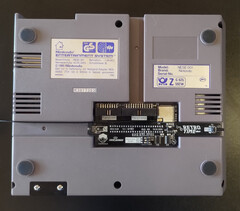 Le NES Hub se connecte au port d'extension 15 broches inutilisé situé sous la NES. (Source de l'image : RetroTime)