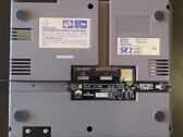 Le NES Hub se connecte au port d'extension 15 broches inutilisé situé sous la NES. (Source de l'image : RetroTime)