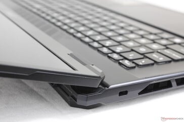 Couvercle ouvert à l'angle maximal (~170 degrés)