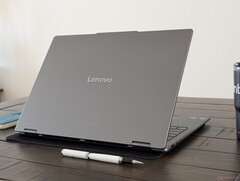 Le Yoga 7 16ILL10 est un peu plus chaud que le Yoga 7 16IML9 de l'année dernière, mais les avantages l'emportent largement sur ce petit inconvénient (Image source : Notebookcheck)