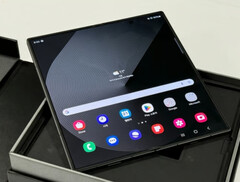 Le Galaxy Z Fold Special présente une silhouette plus moderne que le Galaxy Z Fold6. (Source d'image : via @UniverseIce)