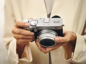 Le Fujifilm GFX100RF intègre un capteur moyen format de 102 MP dans un boîtier compact. (Source de l'image : Fujifilm)