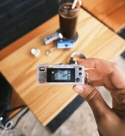 Si le minuscule écran LCD n'est pas assez "old school", vous pouvez toujours utiliser le petit viseur (Source : Kodak)