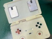 La coque d'un ordinateur de poche à clapet de MagicX ressemble beaucoup au Retroid Pocket Flip 2. (Source de l'image : MagicX)