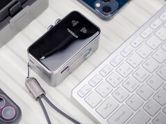 L'adaptateur de voyage intelligent Tessan Aero 70 est doté d'une dragonne qui se transforme en câble USB-c.
