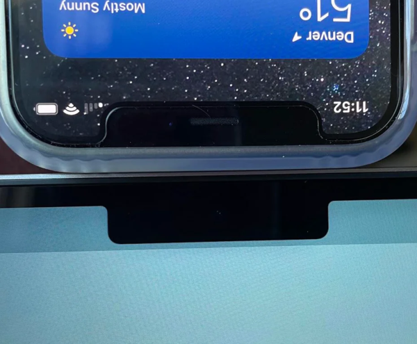 Moins, c'est clairement plus. L'encoche de l'iPhone contre un MacBook (Source : Aimark42 via Reddit)