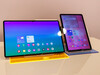 La Galaxy Tab S11 Ultra à côté de la Tab S11 (source d'image : Daniel Schmidt)