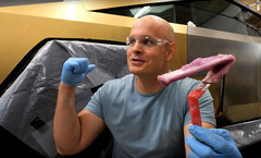 Cette substance violette contient de l'or dissous destiné à recouvrir un Cybertruck Tesla. (Source de l'image : JerryRigEverything sur YouTube)