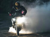 La moto GNC de Bajaj devrait permettre de réduire les coûts de carburant de 50 à 65 %, selon le directeur général de la société (image : Bajaj Auto)