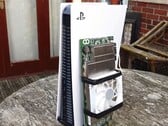 Une console PlayStation 5 placée à côté d'une carte AMD BC250 fabriquée sur mesure et montée avec un dissipateur thermique et un ventilateur de refroidissement. (Source de l'image : Budget-Builds Official via YouTube)