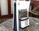 Une console PlayStation 5 placée à côté d'une carte AMD BC250 fabriquée sur mesure et montée avec un dissipateur thermique et un ventilateur de refroidissement. (Source de l'image : Budget-Builds Official via YouTube)