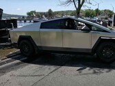 Le Tesla Cybertruck souffre de problèmes d'autonomie importants lorsqu'il s'agit de remorquer des objets lourds. (Source : Flying Wheels via YouTube)