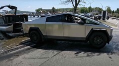 Le Tesla Cybertruck souffre de problèmes d'autonomie importants lorsqu'il s'agit de remorquer des objets lourds. (Source : Flying Wheels via YouTube)
